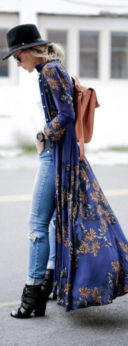 Chica usando un kimono largo en color azul 