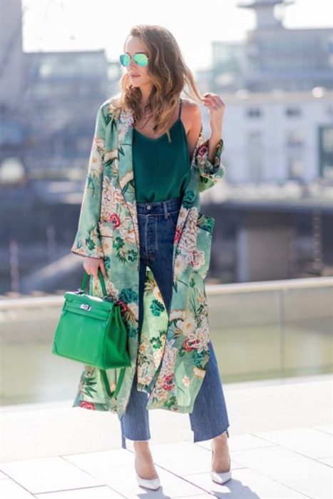 Chica usando un kimono largo en color verde con flores 