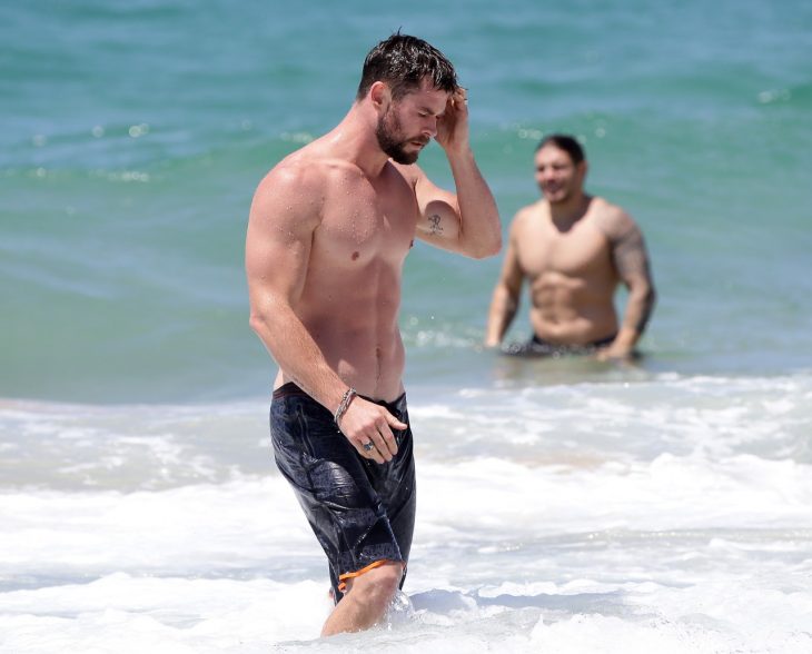 Chris Hemsworth en la playa