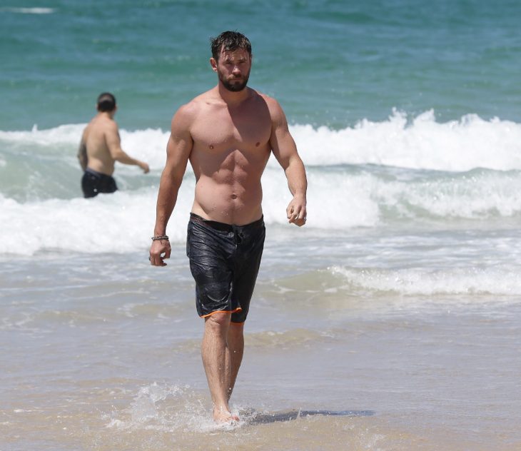 Chris Hemsworth en la playa