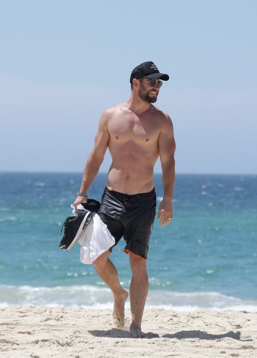 Chris Hemsworth en la playa