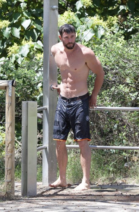 Chris Hemsworth en la playa