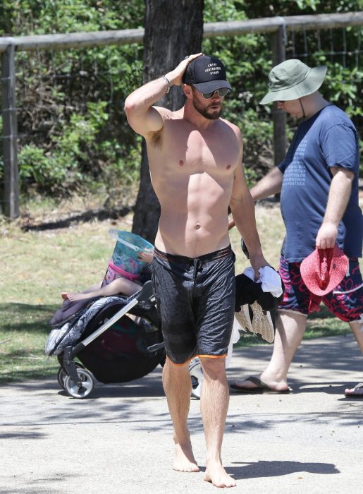 Chris Hemsworth en la playa