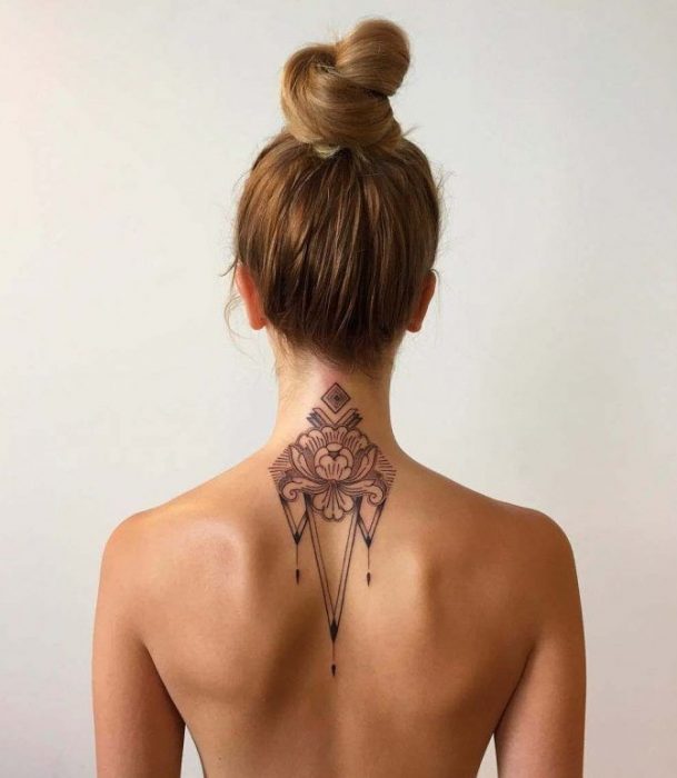 Tatuajes en el cuello