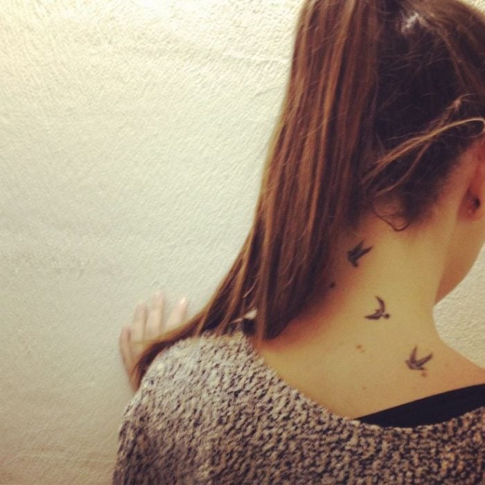 Tatuajes en el cuello pajaritos volando
