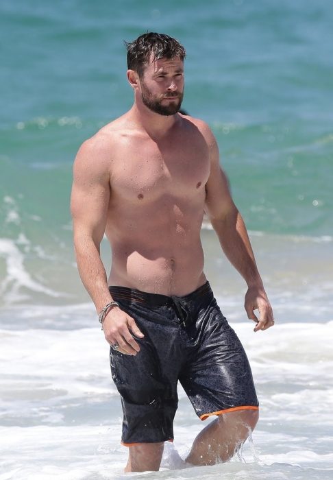 Chris Hemsworth en la playa