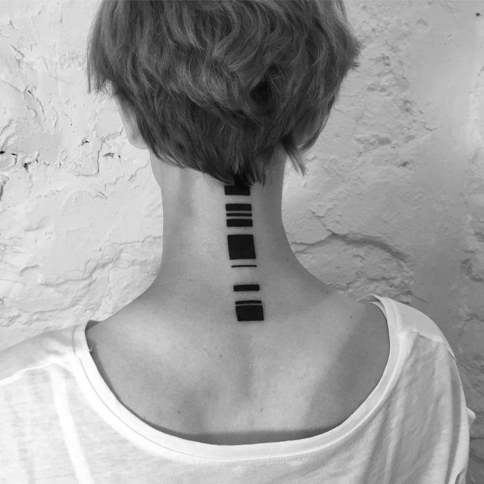 Tatuajes en el cuello abstracto