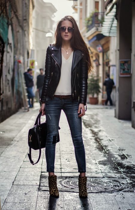 outfit con chamarra de piel y botines de animal print