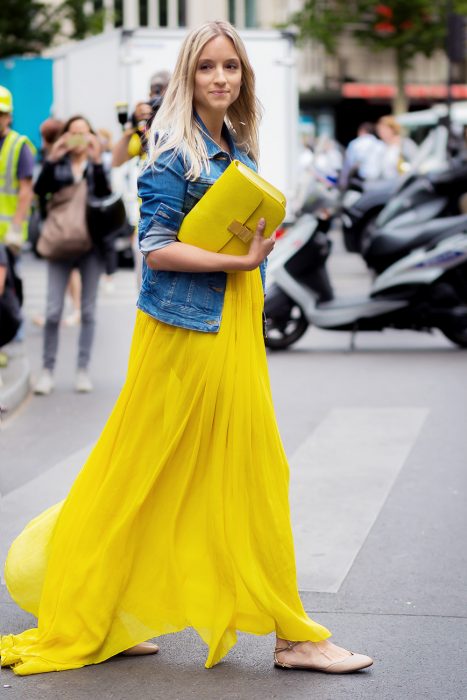 maxi vestido amarillo con flats en punta