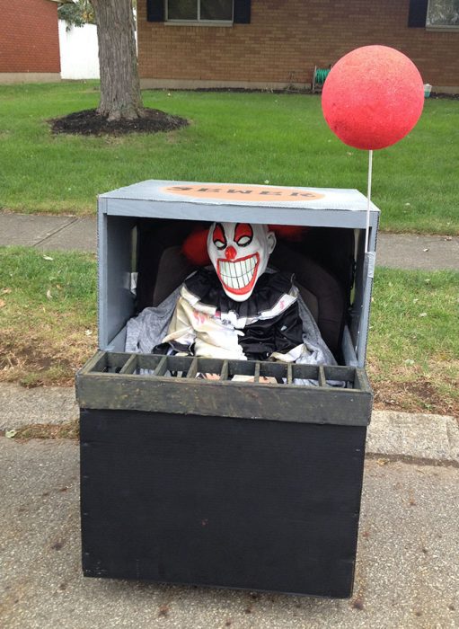 disfraz de pennywise en la alcantarilla