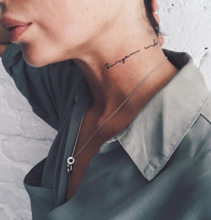 Tatuajes en el cuello lineas