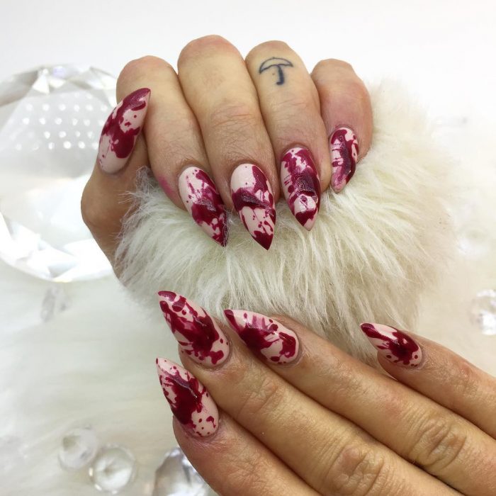 manicura sangrienta