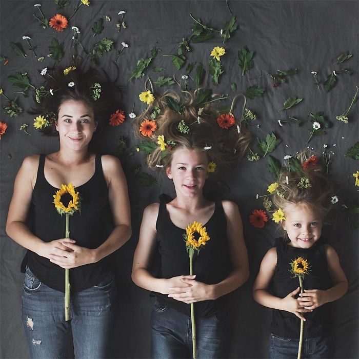 All that is three chicas rodeadas de flores