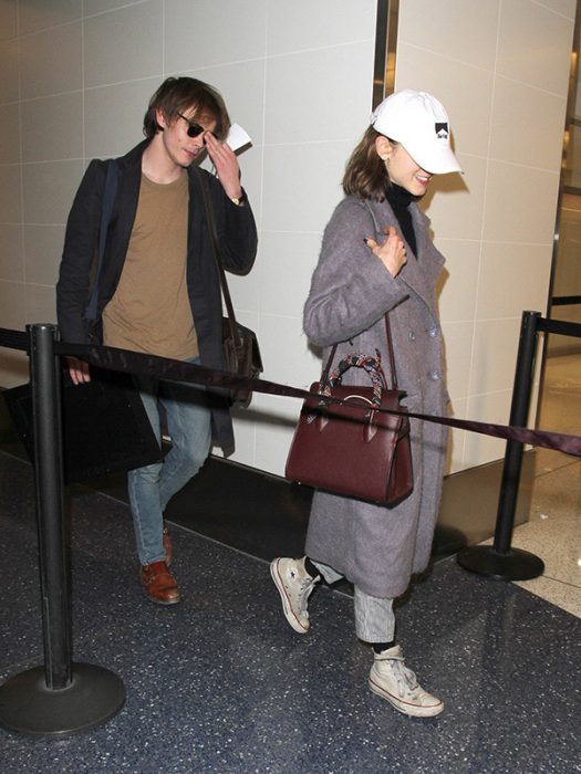 pareja de novios en el aeropuerto