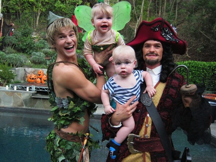 2011-Peter-Pan-Captain-Hook-Tinkerbell-Mr-Smee Neil Patrick Harris y familia