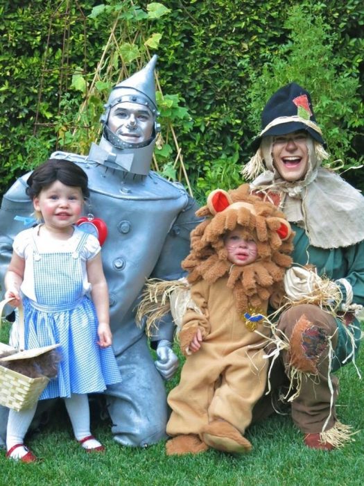 2012-Tin-Man-Scarecrow-Dorothy-Cowardly-Lion Neil Patrick Harris y familia