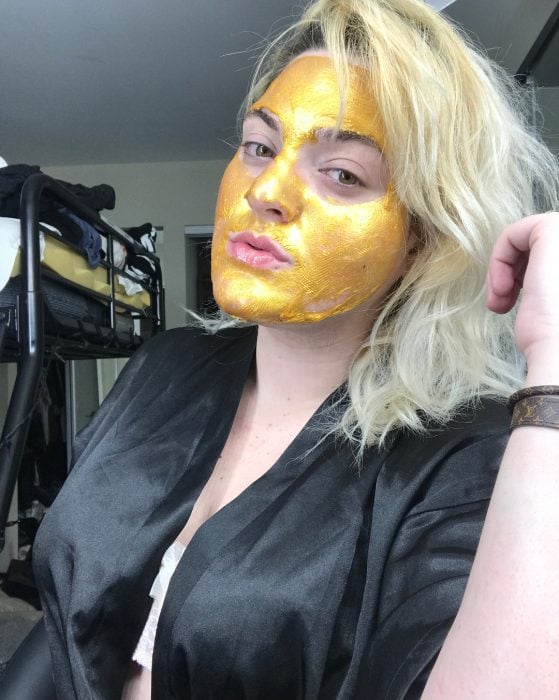 mujer con mascara golden 