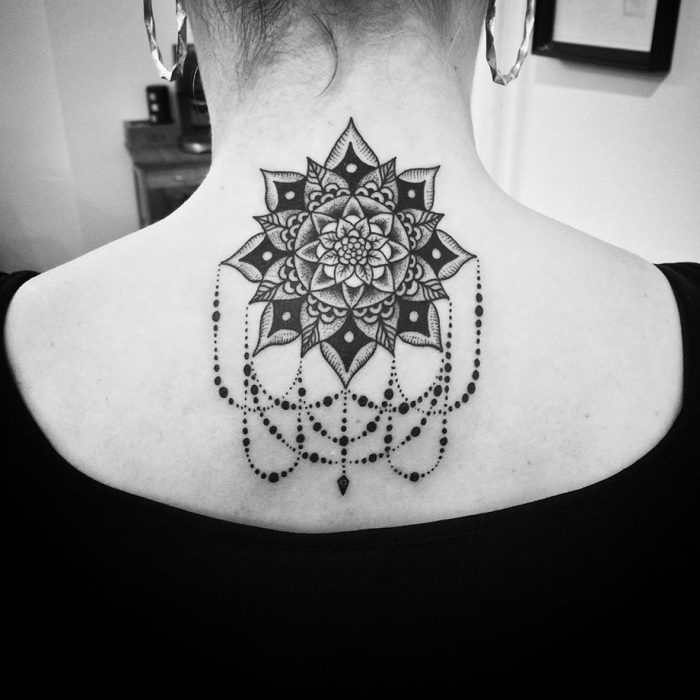 Tatuajes en el cuello mandala