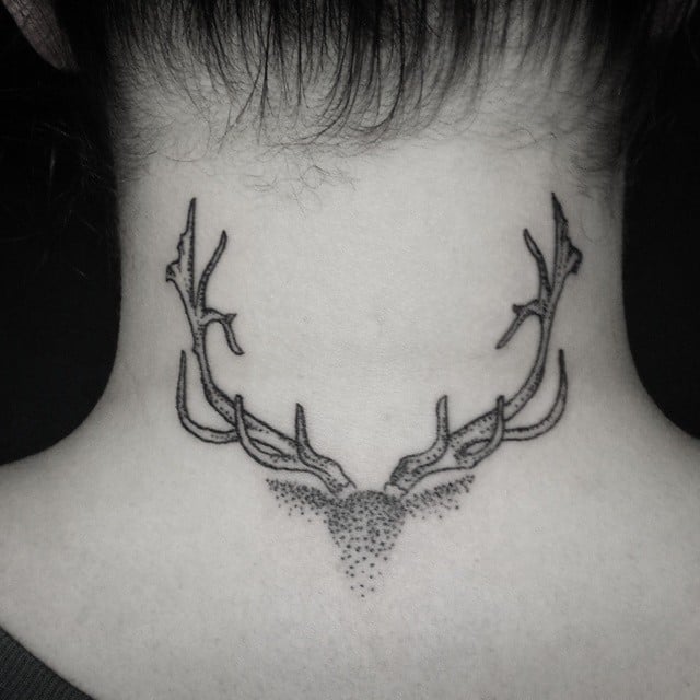 Tatuajes en el cuello cuernos de venado