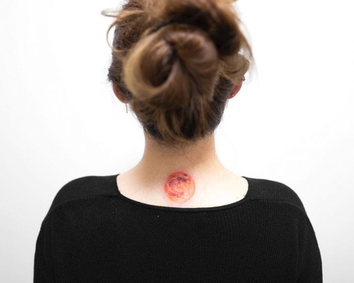 Tatuajes en el cuello luna roja