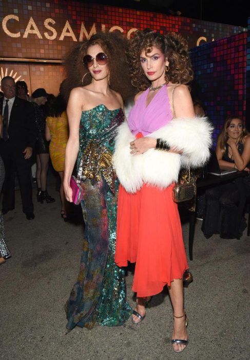 Amal Clooney y Cindy Crawford estilo disco