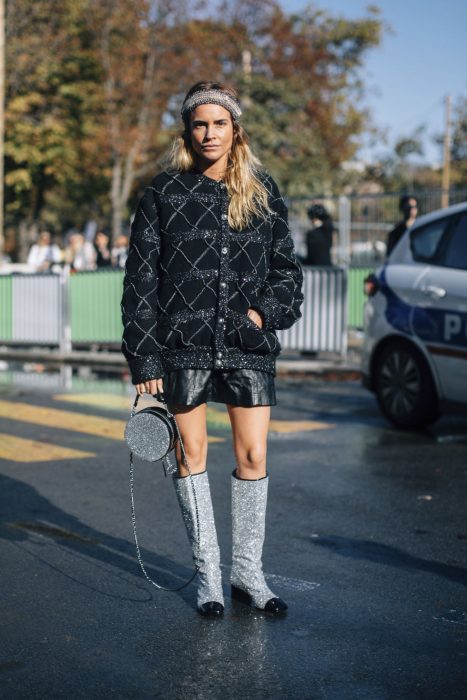 Botas con glitter de chanel presentadas en la semana de la moda en París 