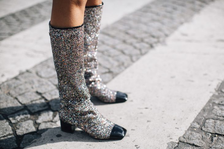 Botas con glitter de chanel presentadas en la semana de la moda en París 