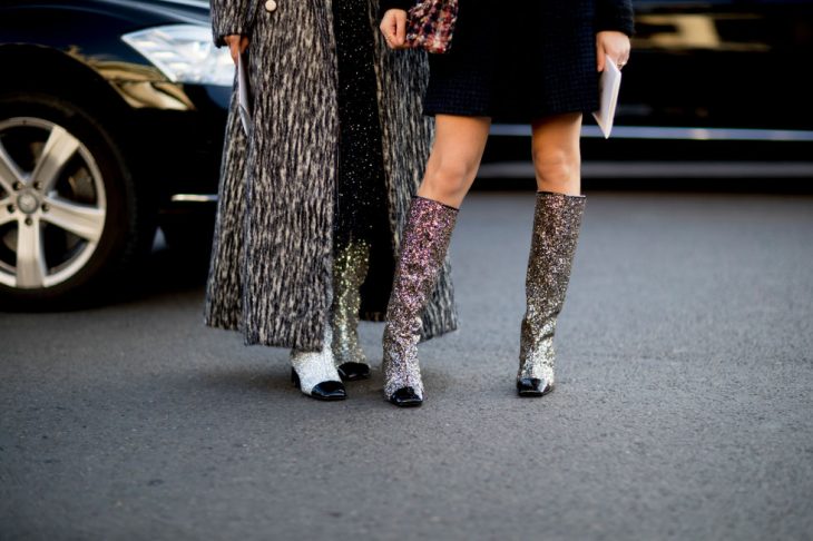 Botas con glitter de chanel presentadas en la semana de la moda en París 
