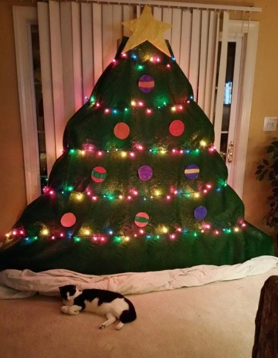 arbol de navidad de fieltro y gato 