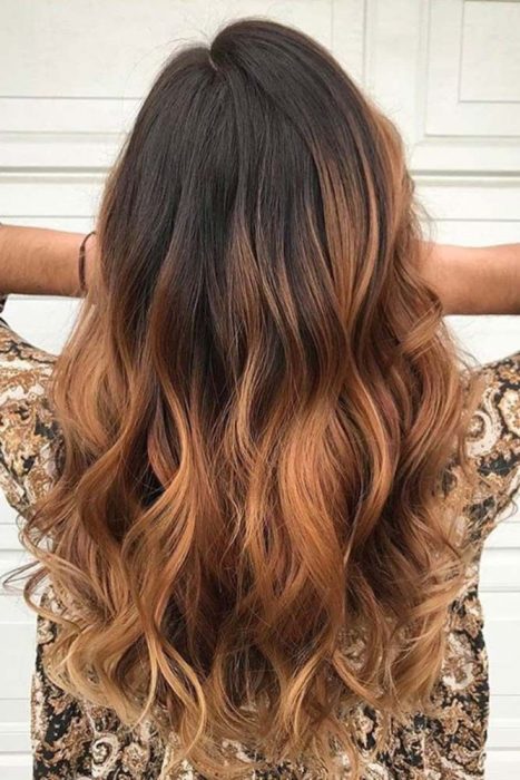 Chica co nel cabello pintado de un tono ombré café 