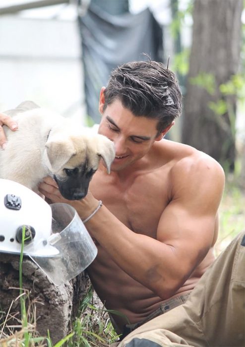 chico acariciando un perro 