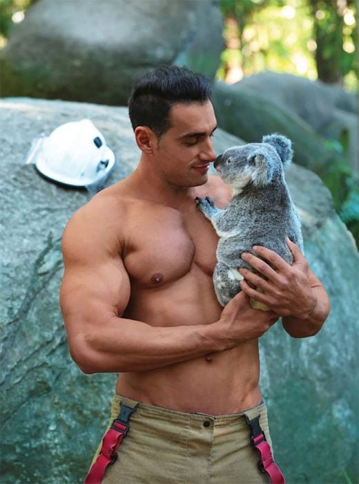 chico cargando un koala 
