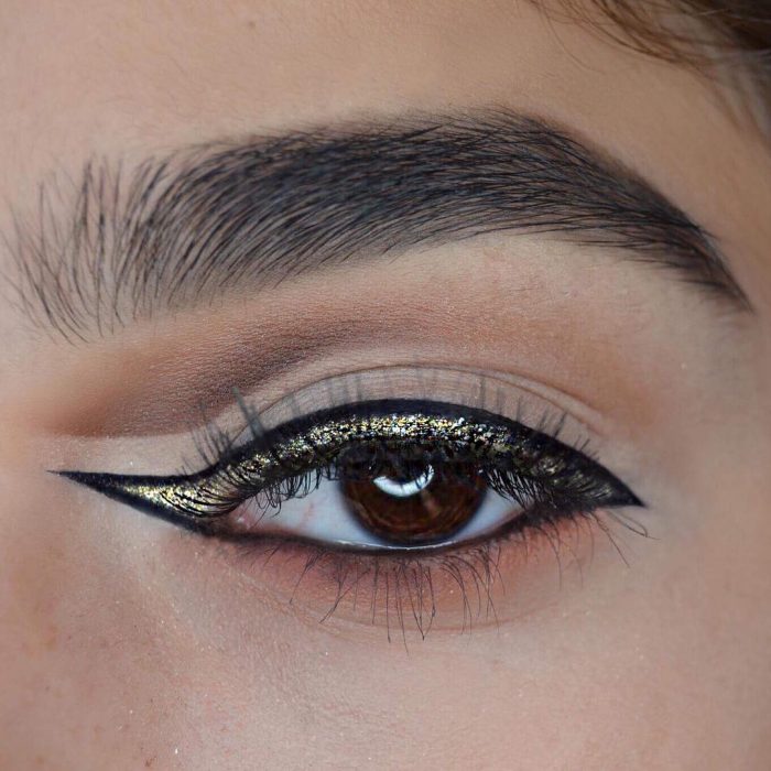 Delineado cat eye invertido hacia el lagrimal 