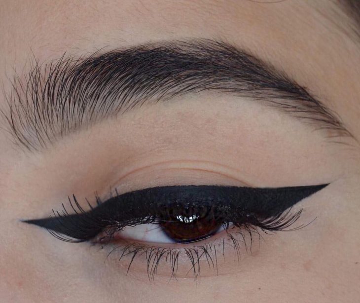 Delineado cat eye invertido hacia el lagrimal 