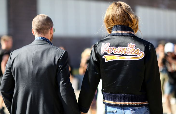 chica caminando con su novio de la mano