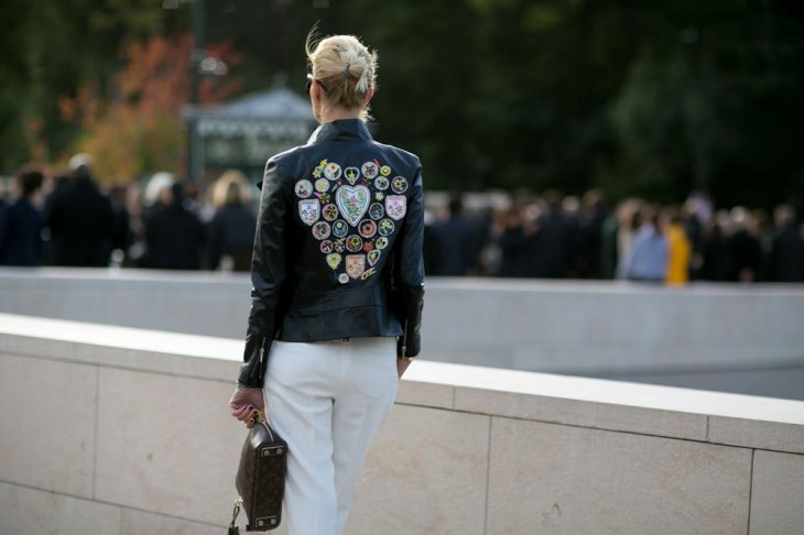 chica con chaqueta llena de estampados