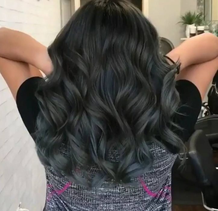 Chicas llevando el cabello en tono ahumado con negro 