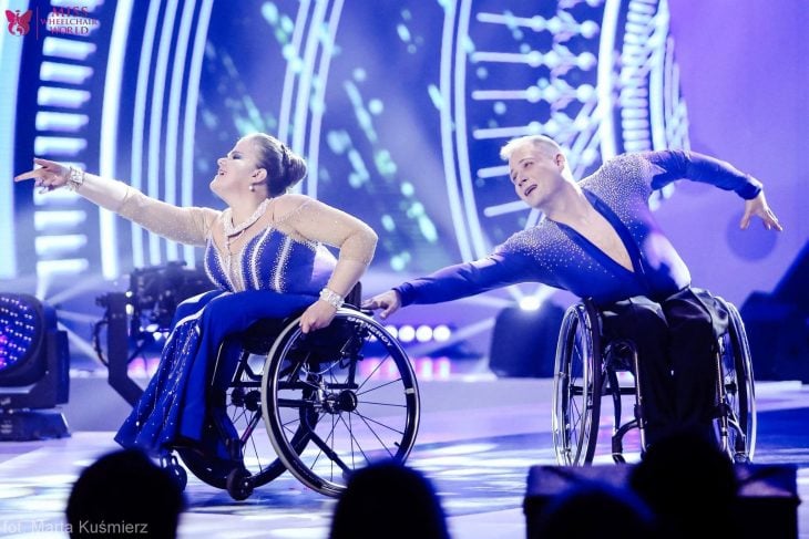 chicos en silla de ruedas bailando 