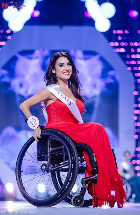 chica usando vestido rojo en silla de ruedas