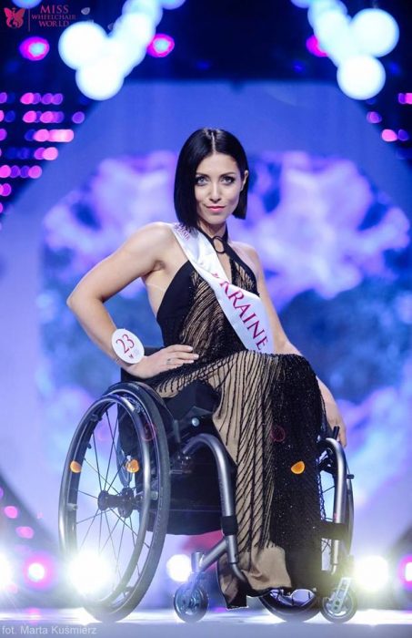 chica modelando vestido negro 