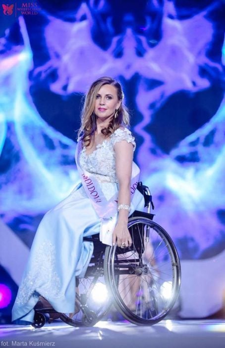 chica en vestido blanco usando silla de ruedas 