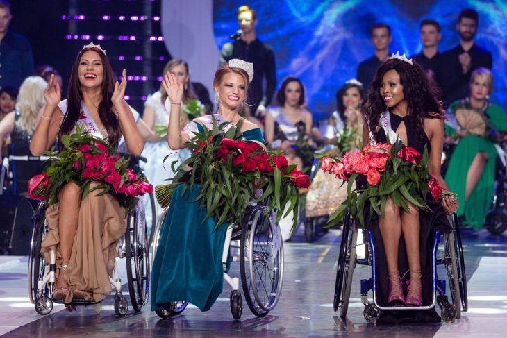 chicas en sillas de ruedas siendo coronadas
