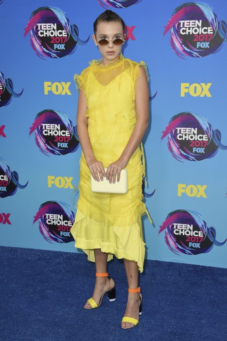 Millie Bobby Brown usando un vestido amarillo 