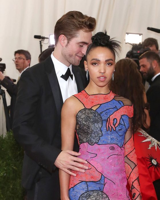 Robert Pttinson junto a su novia FKA Twigs en la gala del Met 