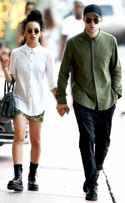 Robert Pttinson caminando de la mano con su novia FKA Twigs