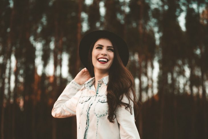 chica sonriendo en el campo 