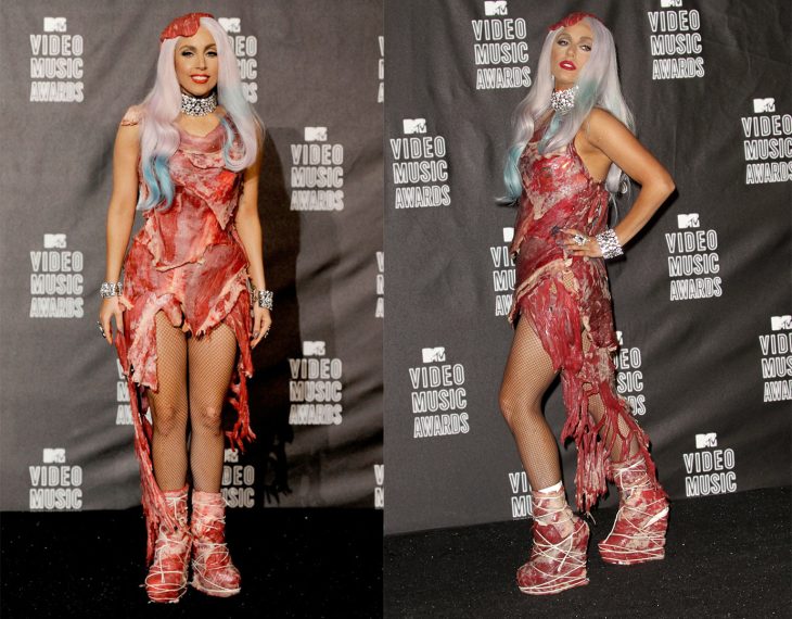 Lady gaga usando su vestido de carne 