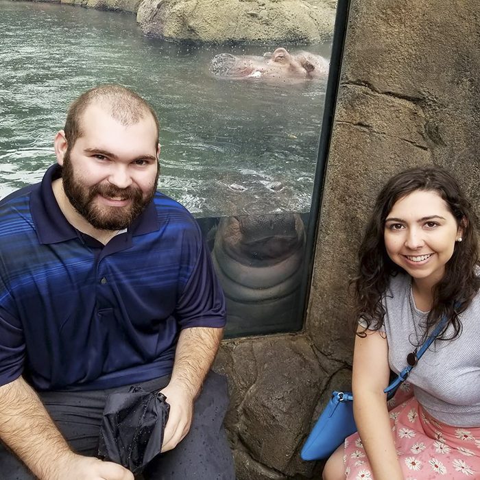 Pareja de novios que se comprometieron frente al estanque de Fiona una hipopótamo 