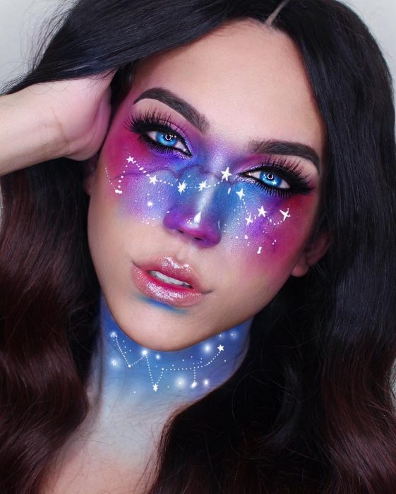 Chica dibujando estrellas con maquillaje 