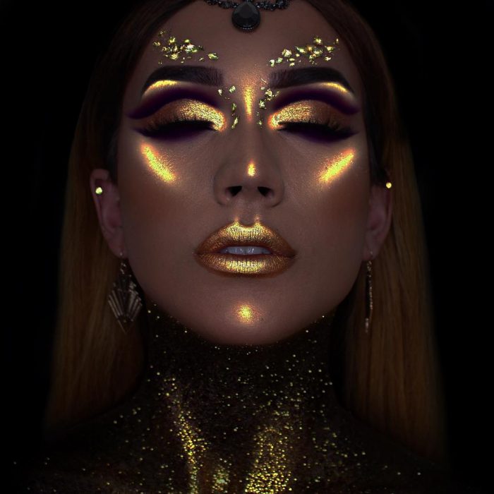 Chica con maquillaje de glitter neòn 